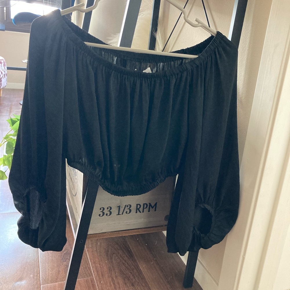 Luxe Black Flowy Sleeved Cold Shoulder Crop Top!